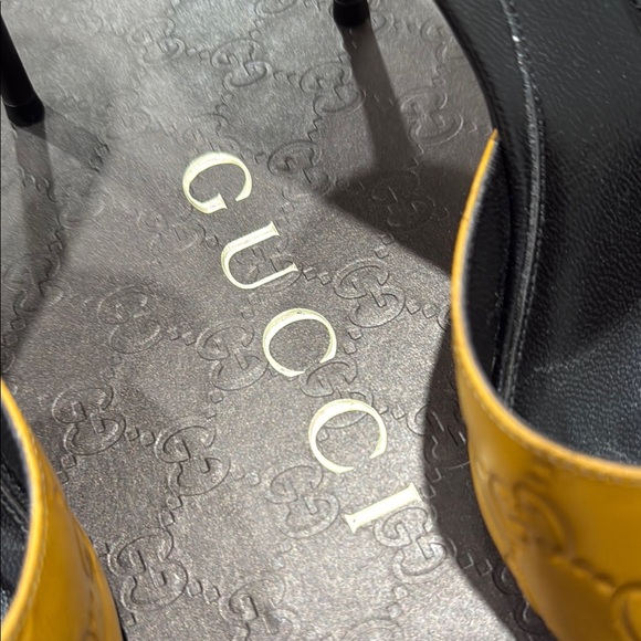 Gucci Black and Tan Mules with Peep-Toe Design - Picture 2 of 7